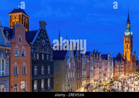 Ville de Gdansk la nuit en Pologne, horizon de la vieille ville à long Street bordée de maisons bourgeoises historiques entre les tours de la basilique Sainte-Marie et de la ville principale Banque D'Images