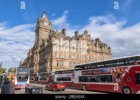 Bus Lothian sur Princes Street à l'hôtel Balmoral dans le centre-ville d'Édimbourg en Écosse, Royaume-Uni. Banque D'Images