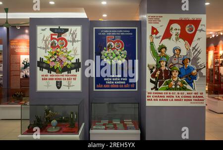 Trois affiches de propagande communiste vietnamienne marquant le 50e anniversaire du bombardement de Hanoï par les États-Unis à Noël, exposées dans le musée de l'armée de l'air Banque D'Images