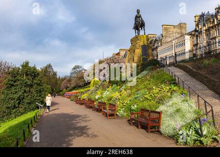 Edimbourg, Écosse, Princes Street Gardens au printemps avec le Royal Scots Greys Monument, parc dans le centre-ville d'Edimbourg, Royaume-Uni. Banque D'Images