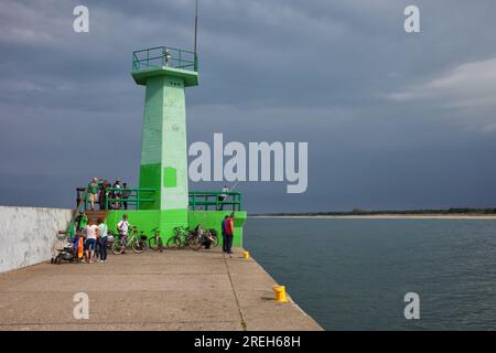 Balise de phare de navigation sur la mer Baltique dans le port de la ville de Władysławowo en Pologne. Banque D'Images