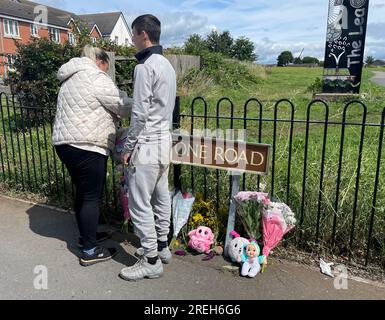 Les gens laissent des fleurs sur Turnstone Road à Blakenall, Walsall, près de la scène où une fillette de sept ans est morte à la suite d'un délit de fuite. Un garçon de 14 ans a été arrêté après que la fillette ait été heurtée par un motocycliste. Date de la photo : Vendredi 28 juillet 2023. Banque D'Images