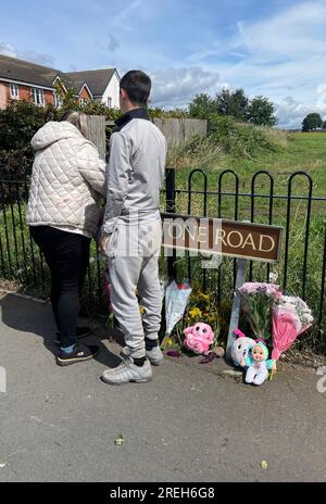 Les gens laissent des fleurs sur Turnstone Road à Blakenall, Walsall, près de la scène où une fillette de sept ans est morte à la suite d'un délit de fuite. Un garçon de 14 ans a été arrêté après que la fillette ait été heurtée par un motocycliste. Date de la photo : Vendredi 28 juillet 2023. Banque D'Images