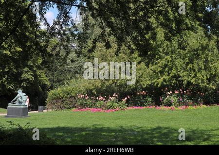 28 juillet 2023/vue d'Orstedparken d'après le nom de Hans Christian Orsted fleurs et gens marchent à Orsetedparken à Copenhague Danemark. (Photo.Francis Joseph Dean/Dean Pictures) Banque D'Images