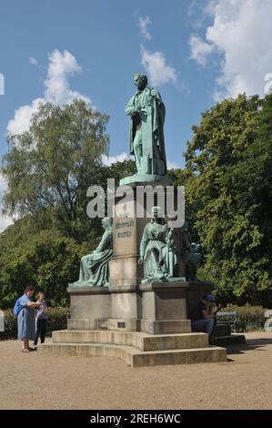 28 juillet 2023/vue d'Orstedparken d'après le nom de Hans Christian Orsted fleurs et gens marchent à Orsetedparken à Copenhague Danemark. (Photo.Francis Joseph Dean/Dean Pictures) Banque D'Images