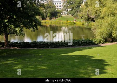 28 juillet 2023/vue d'Orstedparken d'après le nom de Hans Christian Orsted fleurs et gens marchent à Orsetedparken à Copenhague Danemark. (Photo.Francis Joseph Dean/Dean Pictures) Banque D'Images