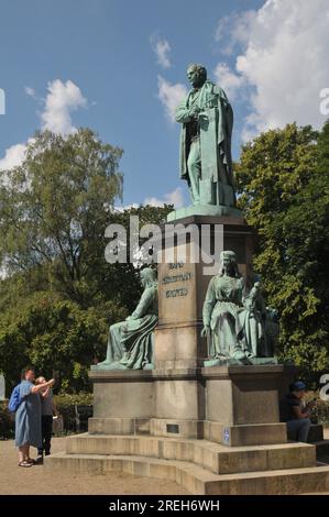 28 juillet 2023/vue d'Orstedparken d'après le nom de Hans Christian Orsted fleurs et gens marchent à Orsetedparken à Copenhague Danemark. (Photo.Francis Joseph Dean/Dean Pictures) Banque D'Images