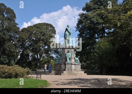 28 juillet 2023/vue d'Orstedparken d'après le nom de Hans Christian Orsted fleurs et gens marchent à Orsetedparken à Copenhague Danemark. (Photo.Francis Joseph Dean/Dean Pictures) Banque D'Images