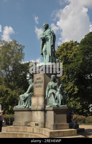 28 juillet 2023/vue d'Orstedparken d'après le nom de Hans Christian Orsted fleurs et gens marchent à Orsetedparken à Copenhague Danemark. (Photo.Francis Joseph Dean/Dean Pictures) Banque D'Images