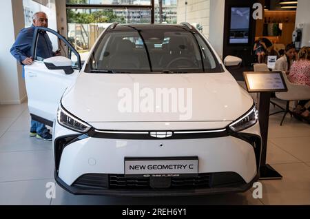 Tel Aviv. 21 juin 2023. La photo prise le 21 juin 2023 montre un véhicule électrique de la Nouvelle géométrie C de Geely à tel Aviv, Israël. POUR ALLER AVEC 'Feature : les véhicules électriques chinois remodèlent le marché automobile israélien' crédit : Chen Junqing/Xinhua/Alamy Live News Banque D'Images