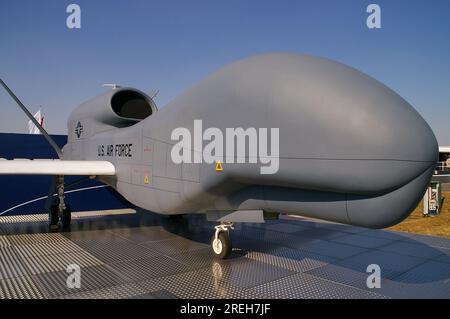 Northrop Grumman RQ-4 Global Hawk, UAV de haute altitude exposé au salon aéronautique international de Farnborough. Nez bulbeux contenant un radar satcom Banque D'Images