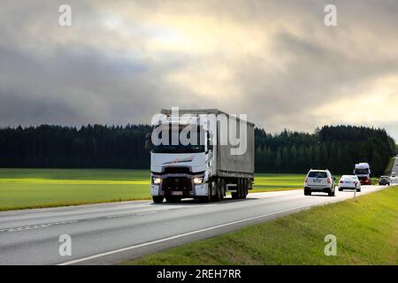 La semi-remorque blanche personnalisée Renault Trucks T de KES-Trans Oy transporte des marchandises sur l'autoroute 2 sous un jour dramatique. Jokioinen, Finlande. 21 juillet 2023. Banque D'Images