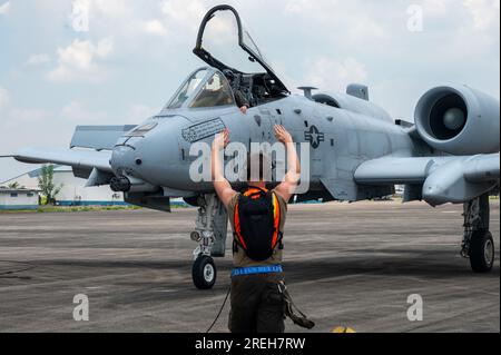UN AMÉRICAIN Air Force Airman marshale un A-10C Thunderbolt à la base aérienne de Clark, Philippines, le 7 juillet 2023. Photo de l'aviateur Vaughn Weber Banque D'Images