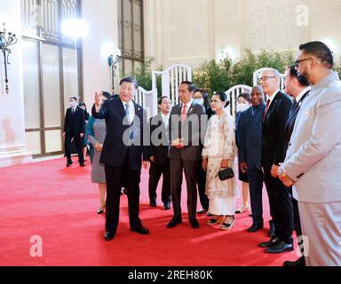 Chengdu, province chinoise du Sichuan. 28 juillet 2023. Le président chinois Xi Jinping, son épouse Peng Liyuan et des invités entrent dans un lieu pour un banquet à Chengdu, capitale de la province du Sichuan, dans le sud-ouest de la Chine, le 28 juillet 2023. Le président chinois Xi Jinping et son épouse Peng Liyuan ont organisé vendredi un banquet à Chengdu pour accueillir les invités participant à la cérémonie d'ouverture des Jeux mondiaux universitaires de la FISU de Chengdu. Crédit : Ding Haitao/Xinhua/Alamy Live News Banque D'Images