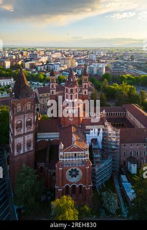 Vue aérienne de la basilique Sant'Andrea de Vercelli au coucher du soleil au printemps. Vercelli, district de Vercelli, Piémont, Italie. Banque D'Images