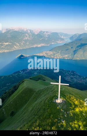 Vue vers Bellagio et le lac de Côme depuis le mont Crocione. Tremezzina, Lac de Côme, Lombardie, Italie. Banque D'Images