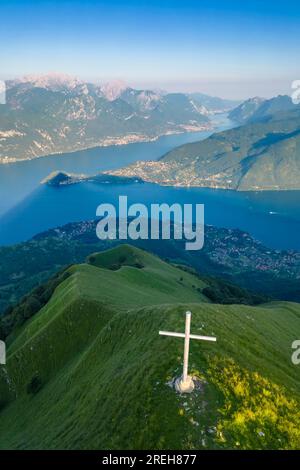 Vue vers Bellagio et le lac de Côme depuis le mont Crocione. Tremezzina, Lac de Côme, Lombardie, Italie. Banque D'Images