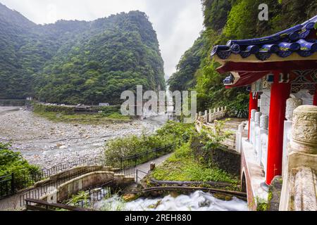 Parc national de Taroko, Taïwan - 23 mai 2023 : le sanctuaire pittoresque du printemps éternel met en valeur la beauté époustouflante de la nature. Une cascade enchanteresse coule Banque D'Images