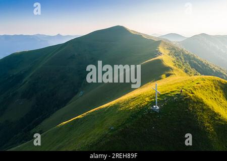 Vue aérienne vers Monte di Tremezzo depuis Monte Crocione au coucher du soleil. Tremezzina, Lac de Côme, Lombardie, Italie. Banque D'Images