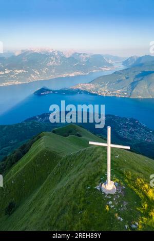 Vue vers Bellagio et le lac de Côme depuis le mont Crocione. Tremezzina, Lac de Côme, Lombardie, Italie. Banque D'Images