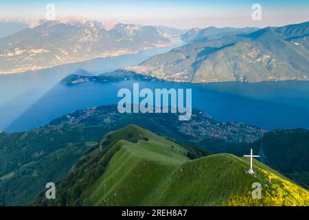 Vue vers Bellagio et le lac de Côme depuis le mont Crocione. Tremezzina, Lac de Côme, Lombardie, Italie. Banque D'Images