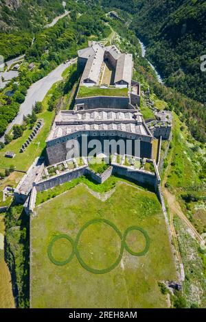 Vue aérienne de la forteresse d'Exilles surveillant la vallée de Susa. Exilles, Vallée de Susa, Turin, Piémont, Italie. Banque D'Images