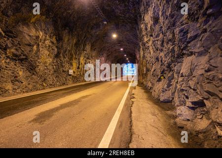 La vue à travers un tunnel dans les montagnes de Taiwan est captivante, car les passages du tunnel sont traditionnellement sculptés. Il offre un aperçu du ric Banque D'Images