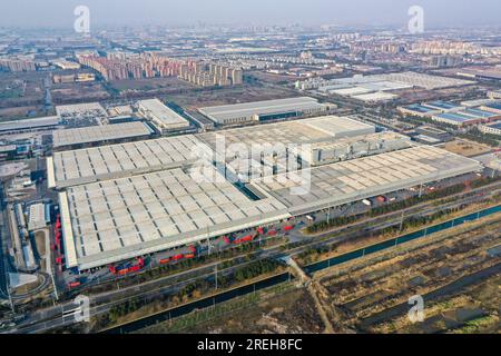 Pékin, Chine. 15 février 2023. Cette photo aérienne prise le 15 février 2023 montre une usine du fabricant chinois de véhicules électriques Li Auto Inc. À Changzhou, dans la province de Jiangsu, dans l'est de la Chine. La ceinture économique du fleuve Yangtze est un lieu de rassemblement important pour l'industrie automobile, réunissant un grand nombre de marques et de fabricants automobiles, ce qui aide l'industrie des véhicules à énergie nouvelle de la Chine à passer à une nouvelle étape de développement à grande échelle et mondial, Et ajoute également un nouvel élan au développement de haute qualité de la ceinture économique du fleuve Yangtze. Crédit : Li Bo/Xinhua/Alamy Live News Banque D'Images