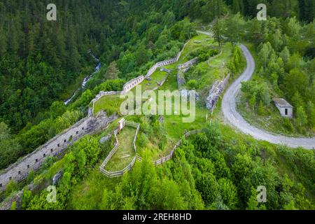 Vue aérienne des ruines du fort Mutin. Fenestrelle, Orsiera Rocciavre Park, Chisone Valley, Turin, Piémont, Italie. Banque D'Images