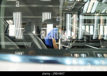 Pékin, province chinoise du Jiangxi. 18 juillet 2023. Un travailleur travaille dans une base de fabrication de Jiangling Motors Group Co., Ltd. À Nanchang, dans la province de Jiangxi, dans l'est de la Chine, le 18 juillet 2023. La ceinture économique du fleuve Yangtze est un lieu de rassemblement important pour l'industrie automobile, réunissant un grand nombre de marques et de fabricants automobiles, ce qui aide l'industrie des véhicules à énergie nouvelle de la Chine à passer à une nouvelle étape de développement à grande échelle et mondial, Et ajoute également un nouvel élan au développement de haute qualité de la ceinture économique du fleuve Yangtze. Crédit : Zhou mi/Xinhua/Alamy Live News Banque D'Images