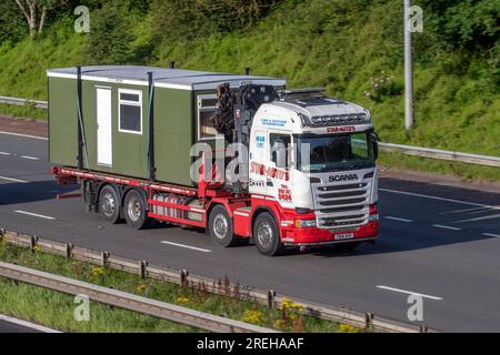 Star Autos Ltd services de transport à Bury. Camion rigide Scania R440 transportant des bâtiments modulaires DE RECHERCHE. Unité de location de cabine ; voyager sur l'autoroute M6 dans le Grand Manchester, Royaume-Uni Banque D'Images