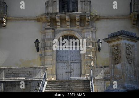 Vue panoramique de façade du style baroque Palazzo Polara un monument historique dans Corso San Giorgio, Modica Alta Sicile, Italie. Banque D'Images