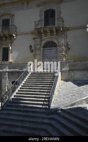 Vue panoramique de façade du style baroque Palazzo Polara un monument historique dans Corso San Giorgio, Modica Alta Sicile, Italie. Banque D'Images