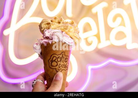 Crème glacée italienne dans un cône de Boho Gelato, Brighton, East Sussex, Angleterre Banque D'Images