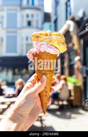 Crème glacée italienne dans un cône de Boho Gelato, Brighton, East Sussex, Angleterre Banque D'Images
