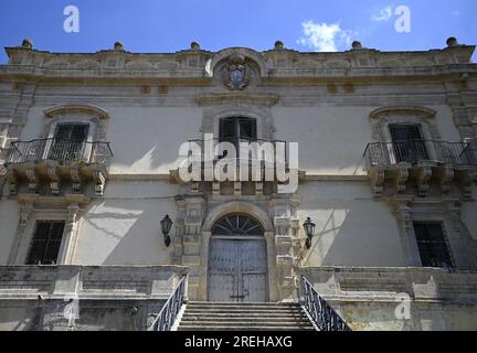 Vue panoramique de façade du style baroque Palazzo Polara un monument historique dans Corso San Giorgio, Modica Alta Sicile, Italie. Banque D'Images