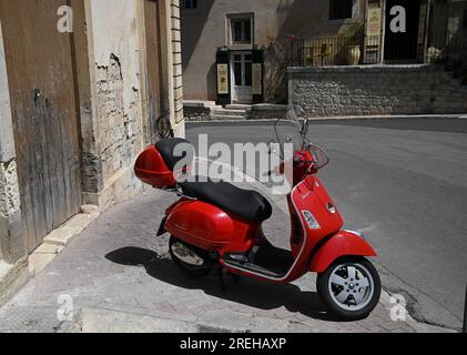 Vintage Piaggio Vespa sur Corso San Giorgio à Modica Alta, Ragusa Sicile, Italie. Banque D'Images