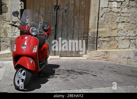 Vintage Piaggio Vespa sur Corso San Giorgio à Modica Alta, Ragusa Sicile, Italie. Banque D'Images