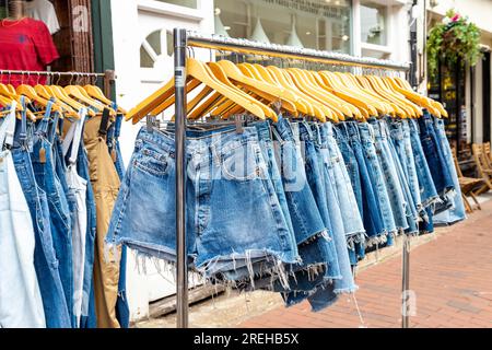 Denim Shors sur un rail à vendre à Upper Gardner Street Market, Brighton, Angleterre Banque D'Images