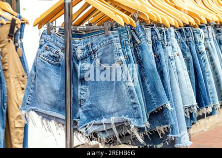 Denim Shors sur un rail à vendre à Upper Gardner Street Market, Brighton, Angleterre Banque D'Images