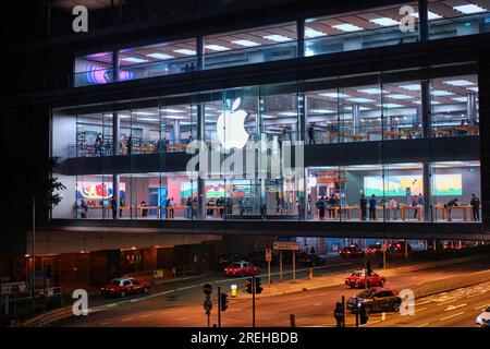 Hong Kong, Chine - 24 avril 2023 : Apple Store dans le centre commercial IFC Mall de Hong Kong la nuit Banque D'Images