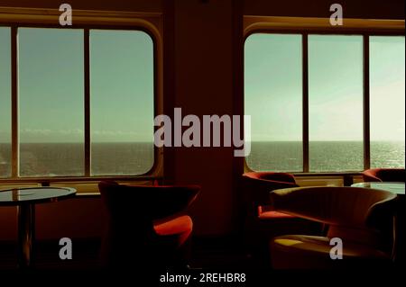 Sièges fenêtre sur Ferry, dans la lumière chaude, sièges vides, paysage marin et Horizon Banque D'Images