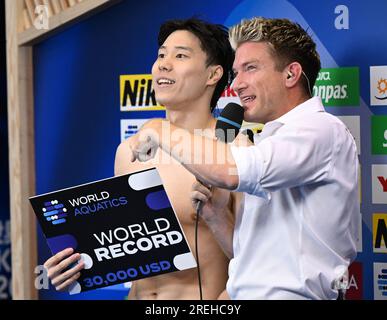 Fukuoka, Japon. 28 juillet 2023. Qin Haiyang, de Chine, est interviewé après la finale masculine du 200m brasse aux Championnats du monde aquatiques 2023 qui se sont tenus à Fukuoka, au Japon, le 28 juillet 2023. Crédit : Xia Yifang/Xinhua/Alamy Live News Banque D'Images