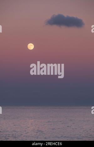 Pleine lune à Cala Blanca à Javea Banque D'Images