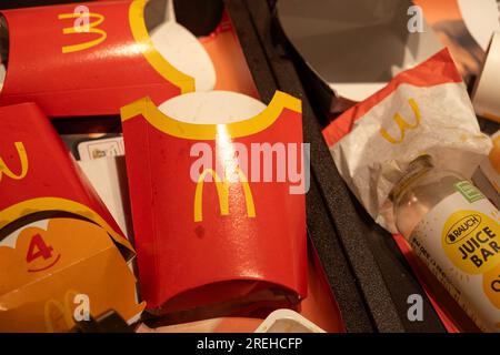 Déchets après avoir mangé de la nourriture McDonald's, du papier et du plastique emballages recyclables et non recyclables. 17 mai 2023, Vienne, Autriche Banque D'Images