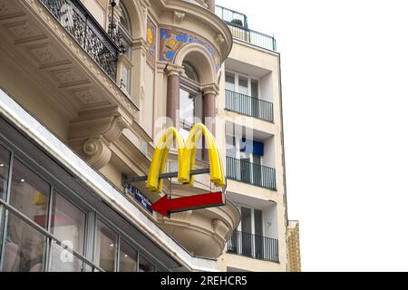 Logo McDonald's dans la vieille ville européenne de Vienne. 18 mai 2023, Autriche, Vienne Banque D'Images