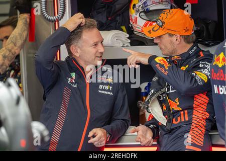 Stavelot, Belgique. 28 juillet 2023. Christian Horner, le directeur de l'équipe Red Bull Racing, et Max Verstappen, le Néerlandais Red Bull Racing, sont photographiés lors de la première séance d'essais du Grand Prix F1 de Belgique, à Spa-Francorchamps, vendredi 28 juillet 2023. Le Grand Prix de Formule 1 de Spa-Francorchamps a lieu ce week-end, du 28 au 30 juillet. BELGA PHOTO JONAS ROOSENS crédit : Belga News Agency/Alamy Live News Banque D'Images