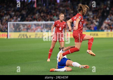 28 juillet 2023 ; Sydney football Stadium, Sydney, Nouvelle-Galles du Sud, Australie : coupe du monde féminine football Groupe D, Angleterre contre Danemark ; Niamh Charles de l'Angleterre glisse contre Janni Thomsen du Danemark Banque D'Images