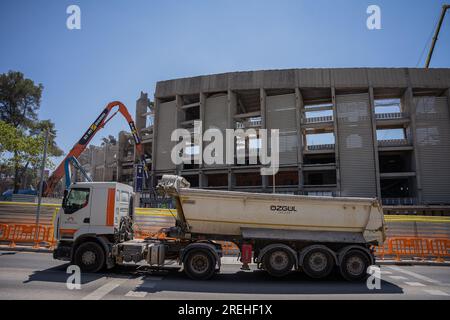 Barcelone, Barcelone, Espagne. 28 juillet 2023. Les travaux sur le Camp Nou avancent selon les échéances fixées avec la démolition des tribunes du troisième amphithéâtre. Ces travaux font partie du nouvel Espai Barça, un projet du conseil d’administration du FÃºtbol Club Barcelona. (Image de crédit : © Marc Asensio Clupes/ZUMA Press Wire) USAGE ÉDITORIAL SEULEMENT! Non destiné à UN USAGE commercial ! Banque D'Images