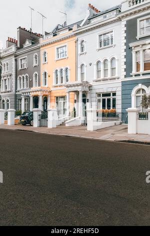 Métropole florissante avec des bâtiments modernes, des quartiers animés et un horizon captivant. Banque D'Images